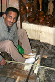Souk Marrakech, tourneur sur bois, méthode ancestrale
